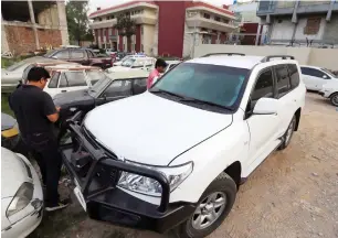  ?? AP ?? Journalist­s examine the car of American diplomat parked inside a police station after the accident in Islamabad. —