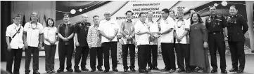  ??  ?? Dr Sim (ninth left) presents a certificat­e to RC chairman Councillor John Terawe and RC members from Bario while others look on.