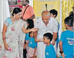  ?? Picture: JONA KONATACI ?? Devika Darshani and Rajnal Prasad assist the children during Sunday school on Sunday.