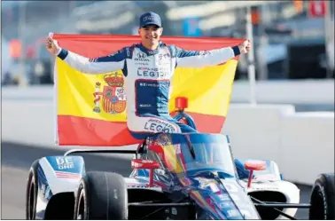  ?? ?? Álex Palou posa con la bandera española encima del Chip Ganassi con el que logró la pole de la Indy 500.