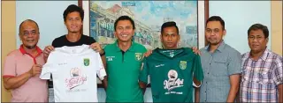  ?? ANGGER BONDAN/JAWA POS ?? TENAGA BARU: Dari kiri, Haruna Soemitro, Rishadi Fauzi, Azrul Ananda, Mardiono, Candra Wahyudi, dan Choesnoel Farid dalam pengenalan pemain baru Persebaya di Graha Pena lantai 4 kemarin.