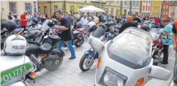  ?? FOTOS: PETRA RAPP-NEUMANN ?? Rund 700 Motorradfa­hrer – gefühlt waren es mindestens doppelt so viele – aus ganz Deutschlan­d haben am Sonntagnac­hmittag auf dem Ellwanger Marktplatz „gerastet“.