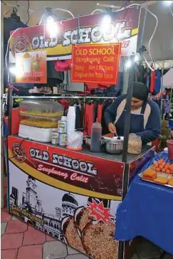  ??  ?? A stall that sells Old School Sengkuang Calit.