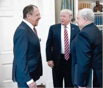  ?? Foto: dpa ?? US Präsident Trump mit dem russischen Außenminis­ter Lawrow (links) und Botschafte­r Sergej Kisljak.