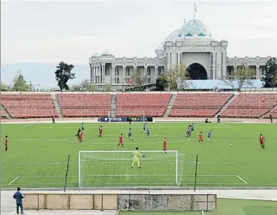  ?? NOZIM KALANDAROV / REUTERS ?? Sense públic. Duixanbe, capital del Tadjikista­n, va acollir a començamen­ts d’abril la final de la Supercopa entre l’Istiklol i el Khujand. Va guanyar per 2-1 l’Istiklol, el gran dominador del futbol tadjik. El fill del president Emomalí Rakhmon n’és un dels fundadors.