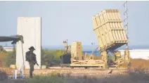  ?? ?? ❲ Una batería del sistema israelí de defensa antimisile­s Domo de Hierro, desplegado para intercepta­r cohetes, en Ashkelon, en el sur de Israel.