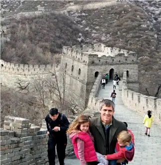  ??  ?? Juan Manuel Cortellett­i con parte de su familia en la emblemátic­a Gran Muralla China.