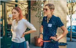  ??  ?? Avec Saoirse Ronan (à g.) sur le tournage de son film, Lady Bird.