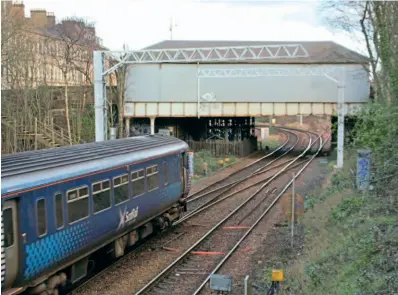  ?? ?? An East Kilbride-Glasgow Central class 156 train about to pass under the booking hall. HUGH DOUGHERTY