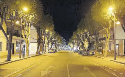  ?? JOSÉ ANTONIO AGUILAR ?? Imagen nocturna de la avenida de Andalucía, a la altura del centro de salud.