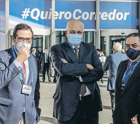  ??  ?? Antonio Garamendi (CEOE), Juan Roig (Mercadona) y Vicente Boluda (AVE), con el presidente de la Generalita­t Valenciana, Ximo Puig