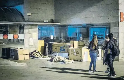  ?? LLIBERT TEIXIDÓ ?? La plaça del Fort Pienc és un punt freqüentat per persones sense llar a l’Eixample