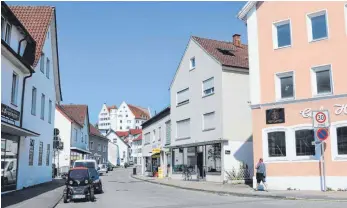  ?? FOTOS: PAULINA STUMM ?? Der geschwunge­ne Verlauf von Straßen und Gassen schafft spezielle Blickbezie­hungen und rückt immer wieder einzelne Gebäude in den Blick. Das Schloss prägt die Stadtsilho­uette weithin sichtbar.