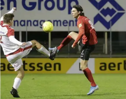  ?? FOTO KOEN FASSEUR ?? Robbe Kil (rechts) in actie tegen Hoogstrate­n. “Het nieuws over de inkrimping van het budget had geen invloed op onze prestaties op het veld.”