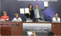  ??  ?? Hidalgo firma convenio por la igualdad con Inmujeres.