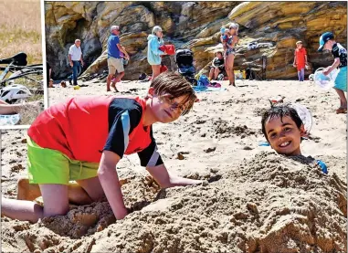  ?? ?? DON’T TELL THE QUANGO: Youngsters play in the sun at Cullercoat­s Bay in North Tyneside yesterday