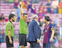  ??  ?? AMONESTADO. Jaime Latre mostró la amarilla a Messi por protestar.