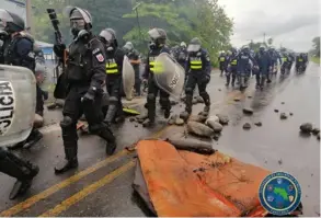  ?? FUERZA PÚBLICA ?? Este miércoles, en Paquita de Quepos, hubo actos de vandalismo que exigieron la intervenci­ón de la Fuerza Pública.