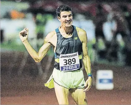  ?? FOTO: PERE PUNTÍ ?? Adel Mechaal (14’07”93) entra como vencedor en la prueba de 5.000 metros del Campeonato de España disputado en Barcelona