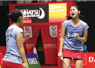  ?? DERY RIDWANSAH/JAWA POS ?? MAKIN PADU: Ekspresi Della Destiara Haris (kiri) dan Rizki Amelia Pradipta setelah memastikan kemenangan atas unggulan pertama Tiongkok Chen Qingchen/Jia Yifan dengan straight set 21-15, 21-11.