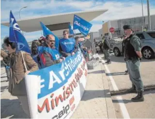  ?? FRANCIS SILCA ?? Protesta de funcionari­os de prisiones tras abrir Archidona