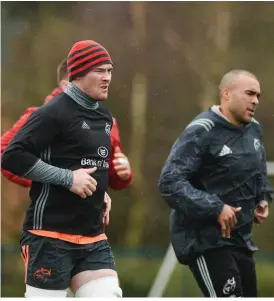  ??  ?? Peter O’Mahony and Simon Zebo going through theirpaces at Munster training