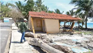  ?? EDWARD ROUSTAND ?? Aún se perciben escombros en la zona y restos de viviendas afectadas.