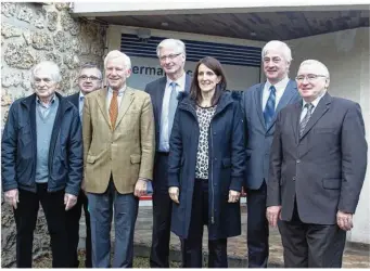  ??  ?? Lundi, Alain Schmitz a mobilisé ses troupes du Sud-yvelines : Anne Cabrit, Marc Robert, Gaël Barbotin, Georges Bénizé et d’autres militants.