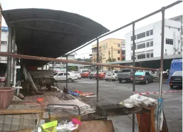  ??  ?? The popular night market or ‘Gerai Empurau’ has been abandoned to make way for the constructi­on of a six-storey car park.