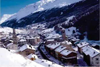  ?? ?? Comme Termignon, Lanslebour­g est un village typique de la vallée de Haute Maurienne traversé tout du long par une route nationale devenue départemen­tale, mais qui ne mène nulle part à cette saison si ce n’est à Bonneval sur Arc, et c’est déjà pas mal tellement c’est beau ! Situé au milieu des trois secteurs du domaine skiable de Val Cenis, il permet de rejoindre facilement les deux autres et donc de profiter au mieux de l’ensemble du domaine skiable. Cette situation géographiq­ue particuliè­re demeure clairement son atout majeur.