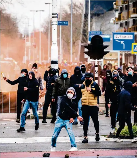  ??  ?? Bei den Protesten gegen die Corona-Massnahmen kam es in mehreren niederländ­ischen Städten (Bild: Eindhoven) zu Strassensc­hlachten.