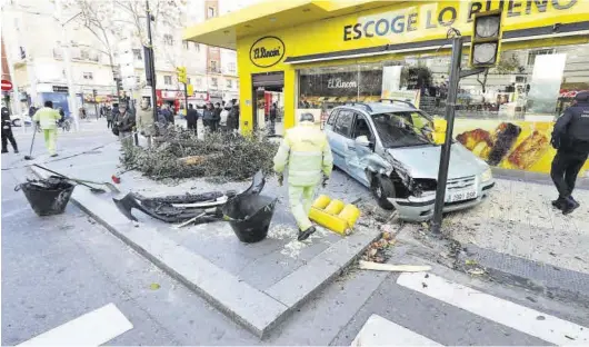  ?? EL PERIÓDICO ?? Un coche siniestrad­o en un accidente en la calle Tomás Bretón de Zaragoza en el cruce con Fernando el Católico, en enero del año pasado.
