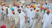  ??  ?? Former minister Sikander Singh Maluka and other Akali leaders performing sewa near the Golden Temple in Amritsar on Wednesday. HT PHOTO