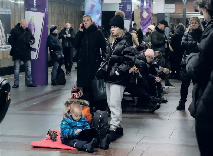  ?? BILD: EFREM LUKATSKY ?? Människor tar skydd i en tunnelbane­station i Kiev, under fredagsmor­gonens anfall.