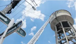  ?? JHONY OLIVARES ?? La máquina escalera del Cuerpo de Bomberos de Barranquil­la fue utilizada para bajar al hombre de una altura aproximada de 15 metros.