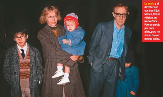  ??  ?? La actriz y el director con sus tres hijos, Moses, Ronan y Dylan, en Nueva York. Fueron pareja por doce años, pero no vivían bajo el mismo techo.
