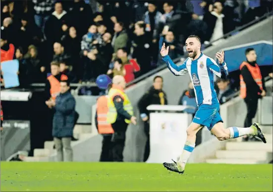  ?? TONI ALBIR / EFE ?? Sergi Darder celebra eufórico su segundo gol, un empalme desde fuera del área, con la grada de Cornellà