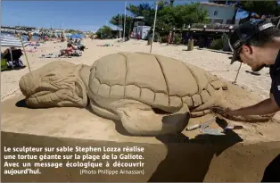  ?? (Photo Philippe Arnassan) ?? Le sculpteur sur sable Stephen Lozza réalise une tortue géante sur la plage de la Galiote. Avec un message écologique à découvrir aujourd’hui.