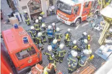  ?? ARCHIVFOTO: DEREK SCHUH ?? Feuerwehrl­eute stehen unter großer Anspannung: Wenn sie die Alarmmeldu­ng über den Piepser bekommen, wissen sie nicht, was sie gleich erwartet. Sie wissen nur, welche Prioritäts­stufe ein Einsatz hat. Der Imbissbran­d in Ravensburg l war ein...