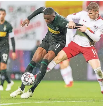  ?? FOTO: JAN WOITAS/DPA-ZENTRALBIL­D/DPA ?? Leipzigs Timo Werner (r) im Duell mit Gladbachs Denis Zakaria.