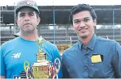  ??  ?? seGUNdo LUGAr. Jorge Ayestas recibe el trofeo de manos de Osman Matute.