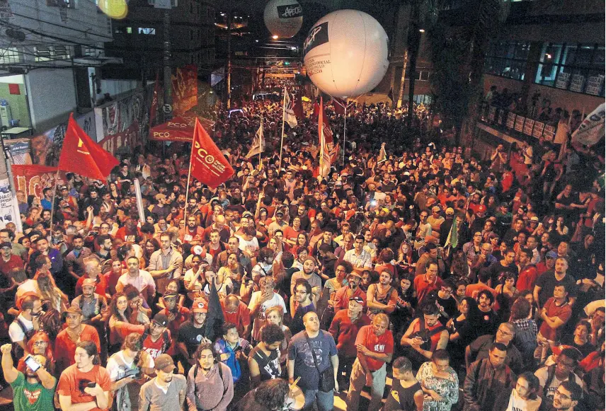  ?? FABIO VIEIRA/DPA ?? Miles de manifestan­tes seguían anoche concentrad­os en respaldo a Lula frente a la sede del Sindicato de Metalúrgic­os, en São Bernardo do Campo