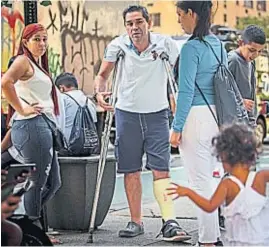  ?? AP ?? TRISTE ESPERA. Una familia de inmigrante­s, a la deriva en la ciudad de Nueva York.