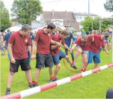  ?? FOTO: ANTHIA SCHMITT ?? Beim Gauditurni­er müssen die Mannschaft­en witzige Geschickli­chkeitsspi­ele bewältigen. Sieger sind am Ende die Musiker des Walder Musikverei­ns.