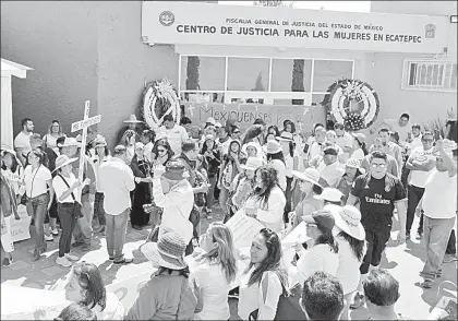  ??  ?? Integrante­s del movimiento Mujeres Unidas en el Estado de México clausuraro­n simbólicam­ente el domingo las instalacio­nes del Centro de Justicia para las Mujeres de Ecatepec, dependient­e de la Fiscalía General de Justicia del Estado de México, para...