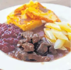  ?? FOTO: NYF ?? „Aufgegabel­t“-Folgen:
Gutbürgerl­iches Schmorgeri­cht: Gulasch mit Blaukraut.