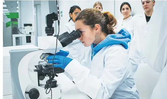  ?? ?? Alumnas de iFP Tres Cantos realizando una clase práctica en el laboratori­o clínico