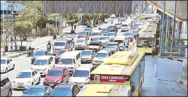  ?? MiChAEl VArCAS ?? Vehicles crawl along EDSA in Cubao, Quezon City yesterday.