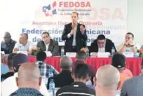  ?? FUENTE EXTERNA ?? El ingeniero Garibaldy Bautista (de pies), mientras ofrece el informe de su gestión en el 2018, en la asamblea general ordinaria de la Federación Dominicana de Softbol.