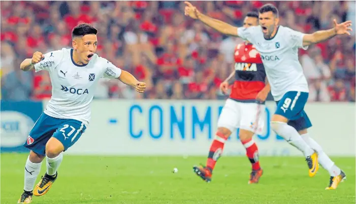  ?? M.CARROLL/ENVIADO ?? Personalid­ad. El derechazo de Ezequiel Barco desde los 12 pasos ya se convirtió en el empate de Independie­nte. Lo grita el goleador y se suma Emmanuel Gigliotti.